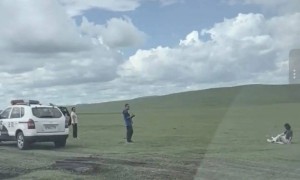 法院车辆停草原上不远处一男一女正拍照，被质疑公车私用？官方回应